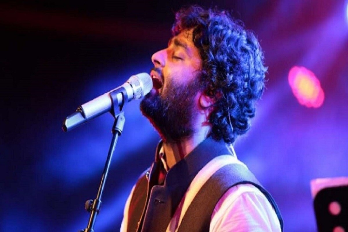 হ্যাঁ, গায়ক অরিজিৎ সিংয়ের গানের প্রশংসা যতটা, তার থেকে যেন বেশি নিন্দা রয়েছে গায়কের নামে৷ আর নিন্দা বলতে, তাঁর নাকি গাল ভরা অ্যাটিটিউড রয়েছে ! যাই হোক সে তো নিন্দুকদের কথা৷ এবার আসি অরিজিৎ সিংয়ের কথায় ৷ হ্যাঁ, গায়ক অরিজিৎ সিংয়ের গানের প্রশংসা যতটা, তার থেকে যেন বেশি নিন্দা রয়েছে গায়কের নামে৷ আর নিন্দা বলতে, তাঁর নাকি গাল ভরা অ্যাটিটিউড রয়েছে ! যাই হোক সে তো নিন্দুকদের কথা৷ এবার আসি অরিজিৎ সিংয়ের কথায় ৷