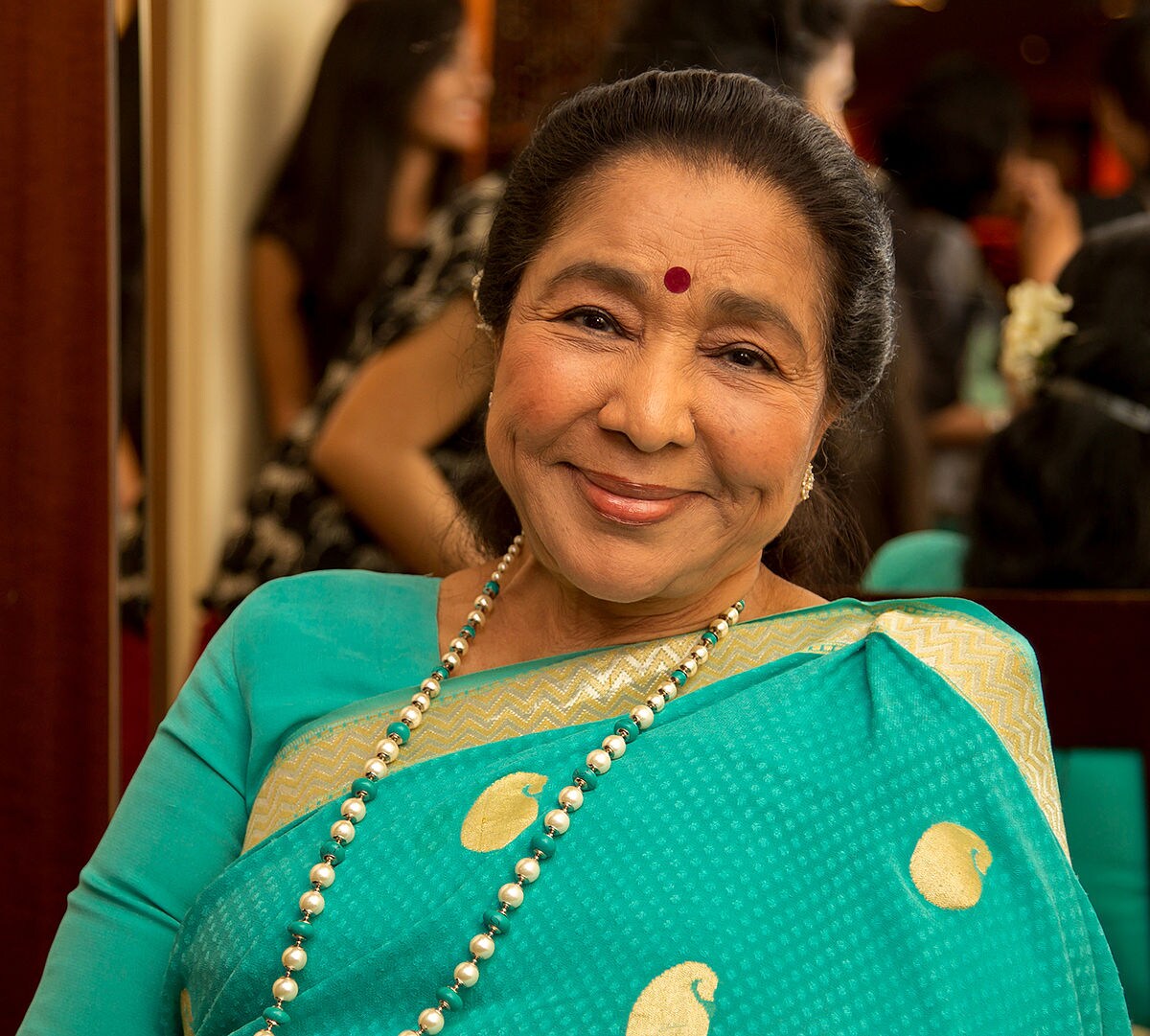 উল্লেখ্য, তবে এই বিল নিয়ে আশা ভোঁসলের তরফ থেকে কোনও প্রতিক্রিয়া না পাওয়া গেলেও জানা গিয়েছে, মে মাসে ওই বাংলোর ইলেকট্রিক বিল এসেছিল ৮,৮৫৫ টাকা এবং ৮,৯৯৬ টাকা এসেছিল এপ্রিলে । জুন মাসে তা বেড়ে দাঁড়িয়েছে ২ লক্ষ ৮৮ হাজার টাকা ৷ উল্লেখ্য, তবে এই বিল নিয়ে আশা ভোঁসলের তরফ থেকে কোনও প্রতিক্রিয়া না পাওয়া গেলেও জানা গিয়েছে, মে মাসে ওই বাংলোর ইলেকট্রিক বিল এসেছিল ৮,৮৫৫ টাকা এবং ৮,৯৯৬ টাকা এসেছিল এপ্রিলে । জুন মাসে তা বেড়ে দাঁড়িয়েছে ২ লক্ষ ৮৮ হাজার টাকা ৷