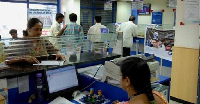 রাজ্যে করোনা সংক্রমণের হার বেড়ে যাওয়ার সময় একের পর এক ব্যাঙ্ককর্মীরা এই রোগে সংক্রামিত হচ্ছিলেন ৷ তাই ব্যাঙ্ককর্মীদের সুরক্ষার কথা ভেবে রাজ্যে শনি ও রবিবার দু’দিন ব্যাঙ্ক বন্ধ রাখার সিদ্ধান্ত নেয় রাজ্য সরকার ৷ নোটিশ জারি করে বলা হয় রাজ্যে সমস্ত ব্যাংক খোলা থাকবে সপ্তাহে পাঁচ দিন। শনি ও রবি দু’দিন ছুটি থাকবে। এছাড়া ১০ টা থেকে ২ টো পর্যন্ত ব্যাঙ্কে গিয়ে পরিষেবা পাবেন গ্রাহকেরা। সপ্তাহে শনি রবি ছুটির নির্দেশিকা বেসরকারি ব্যাঙ্কের উপরও লাগু হয় ৷ রাজ্যে করোনা সংক্রমণের হার বেড়ে যাওয়ার সময় একের পর এক ব্যাঙ্ককর্মীরা এই রোগে সংক্রামিত হচ্ছিলেন ৷ তাই ব্যাঙ্ককর্মীদের সুরক্ষার কথা ভেবে রাজ্যে শনি ও রবিবার দু’দিন ব্যাঙ্ক বন্ধ রাখার সিদ্ধান্ত নেয় রাজ্য সরকার ৷ নোটিশ জারি করে বলা হয় রাজ্যে সমস্ত ব্যাংক খোলা থাকবে সপ্তাহে পাঁচ দিন। শনি ও রবি দু’দিন ছুটি থাকবে। এছাড়া ১০ টা থেকে ২ টো পর্যন্ত ব্যাঙ্কে গিয়ে পরিষেবা পাবেন গ্রাহকেরা। সপ্তাহে শনি রবি ছুটির নির্দেশিকা বেসরকারি ব্যাঙ্কের উপরও লাগু হয় ৷