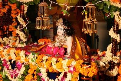 হিন্দু ধর্মাবলম্বীদের বিশেষত বৈষ্ণবদের কাছে জন্মাষ্টমী একটি গুরুত্বপূর্ণ উৎসব। উত্তর ভারতে খুবই জনপ্রিয় জন্মাষ্টমী পুজো ৷ জন্মাষ্টমী উপলক্ষে বিভিন্ন জায়গায় ধুমধাম করে পালন হয় দহিহান্ডি উৎসব ৷ দহি হান্ডি উৎসবে ছোটরা মিলে উঁচু কোনও জায়গায় বেঁধে রাখা মাখনের হাড়ি ভাঙতে চেষ্টা করে। হিন্দু ধর্মাবলম্বীদের বিশেষত বৈষ্ণবদের কাছে জন্মাষ্টমী একটি গুরুত্বপূর্ণ উৎসব। উত্তর ভারতে খুবই জনপ্রিয় জন্মাষ্টমী পুজো ৷ জন্মাষ্টমী উপলক্ষে বিভিন্ন জায়গায় ধুমধাম করে পালন হয় দহিহান্ডি উৎসব ৷ দহি হান্ডি উৎসবে ছোটরা মিলে উঁচু কোনও জায়গায় বেঁধে রাখা মাখনের হাড়ি ভাঙতে চেষ্টা করে।