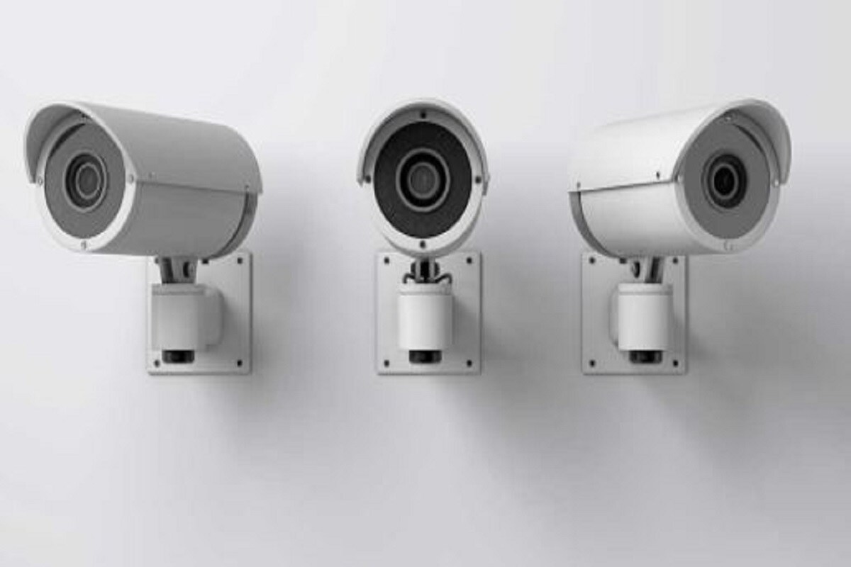 ▪️রোজালিনের স্বামী চক্রধর নায়ক নিজের বাড়িতে CCTV লাগান৷ ভুবনেশ্বরে ছোট ব্যবসা রয়েছে তার৷ তার অনুপস্থিতিতে স্ত্রী তার বয়স্ক বাবা-মাকে মারধর করেন৷ প্রতিবেশীদের কাছে প্রায়সই এই অভিযোগ শুনতেন চক্রধর৷ সেই কারণে, তিনি ঘরে CCTV বসান৷ তিনি জানতে চাইছিলেন কী সত্যি ঘটনা৷ এবং সেই CCTV-তে ধরা পড়ে এই অত্যাচার৷ ছোট বাচ্চা থেকে বয়স্ক, কাউকেই মারধর করতে ছাড়েননি তার স্ত্রী৷ Representative Image ▪️রোজালিনের স্বামী চক্রধর নায়ক নিজের বাড়িতে CCTV লাগান৷ ভুবনেশ্বরে ছোট ব্যবসা রয়েছে তার৷ তার অনুপস্থিতিতে স্ত্রী তার বয়স্ক বাবা-মাকে মারধর করেন৷ প্রতিবেশীদের কাছে প্রায়সই এই অভিযোগ শুনতেন চক্রধর৷ সেই কারণে, তিনি ঘরে CCTV বসান৷ তিনি জানতে চাইছিলেন কী সত্যি ঘটনা৷ এবং সেই CCTV-তে ধরা পড়ে এই অত্যাচার৷ ছোট বাচ্চা থেকে বয়স্ক, কাউকেই মারধর করতে ছাড়েননি তার স্ত্রী৷ Representative Image