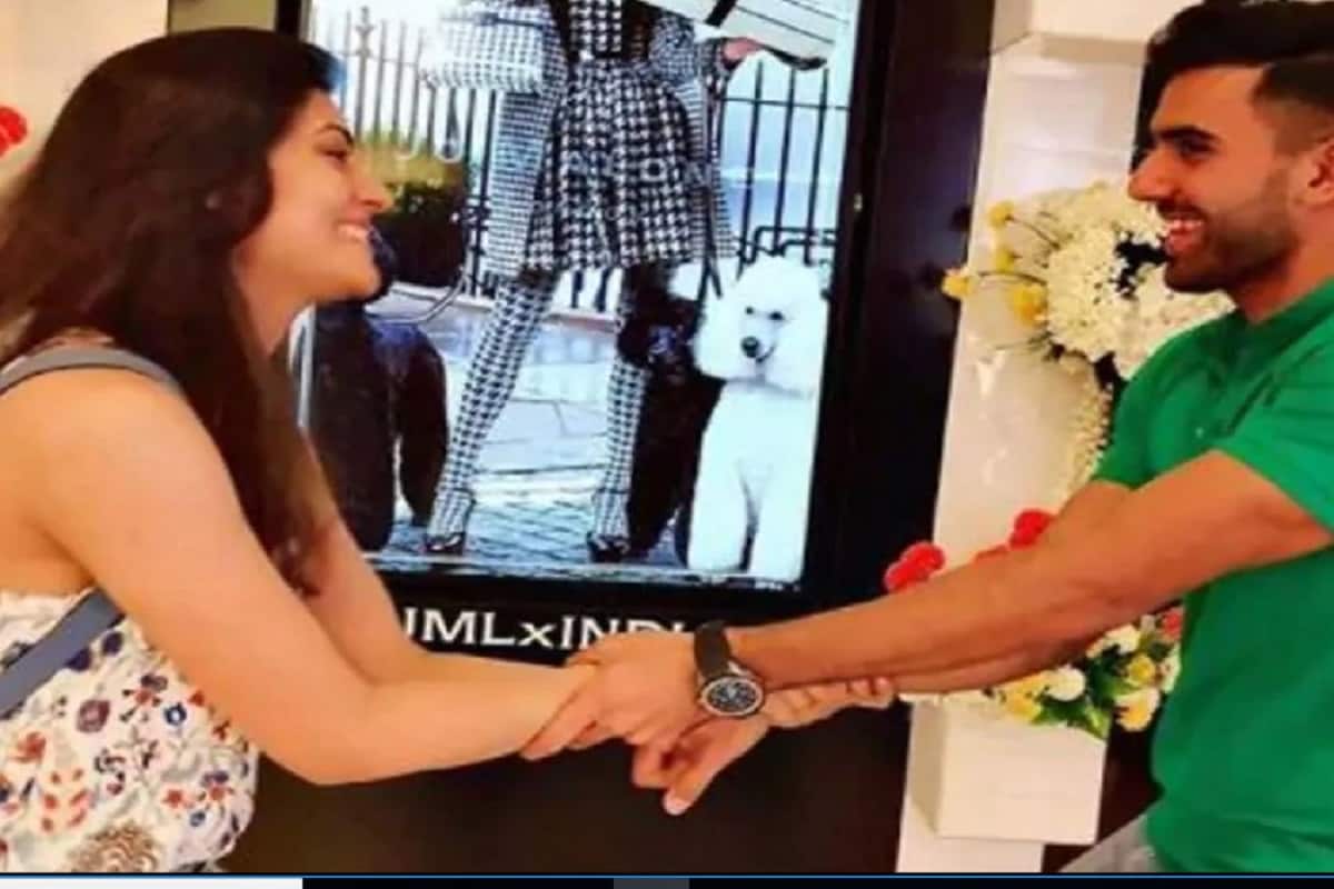 দীপক চাহারের বোন মালতী একজন মডেল ও অভিনেতা। নিজের ভাই দীপকের ম্যাচটি দেখার জন্য তিনি আইপিএল চলাকালীন বেশ কয়েকবার স্টেডিয়ামে পৌঁছেছেন। উল্লেখযোগ্যভাবে, মালতী চাহারের প্রিয় দল চেন্নাই সুপার কিংস এবং প্রিয় ক্রিকেটার অধিনায়ক এমএস৷ দীপক চাহারের বোন মালতী একজন মডেল ও অভিনেতা। নিজের ভাই দীপকের ম্যাচটি দেখার জন্য তিনি আইপিএল চলাকালীন বেশ কয়েকবার স্টেডিয়ামে পৌঁছেছেন। উল্লেখযোগ্যভাবে, মালতী চাহারের প্রিয় দল চেন্নাই সুপার কিংস এবং প্রিয় ক্রিকেটার অধিনায়ক এমএস৷