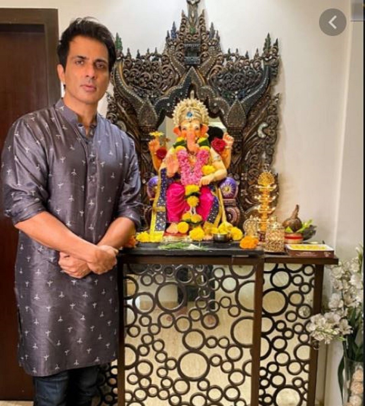 আমন্ত্রিত ছিলেন না কেউ। বাড়ির লোকেরা মিলেই গণপতি বাপ্পার পুজোতে মাতলেন এ বছর। photo source Instagram আমন্ত্রিত ছিলেন না কেউ। বাড়ির লোকেরা মিলেই গণপতি বাপ্পার পুজোতে মাতলেন এ বছর। photo source Instagram