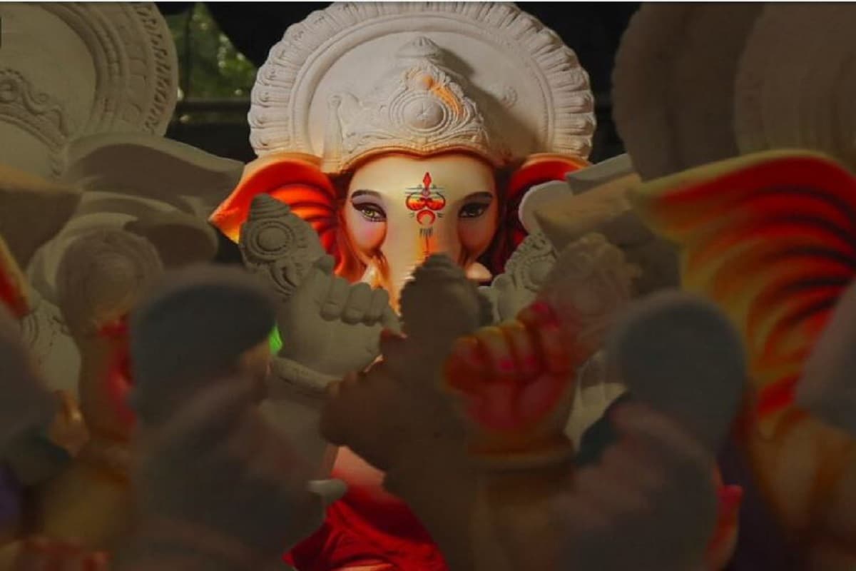 গণেশ চতুর্থী। এবছর ২২ অগাস্ট পড়েছে এই তিথি। এই দিন মুম্বই শহরে প্রায় সব ঘরে ঘরেই হয় গণেশ পুজো। শুধু মুম্বই নয় সারা দেশেই আরাধনা হয় গণপতি বাপ্পার। কিন্তু এবছর করোনার জন্য বিক্রি নেই গণেশ মূর্তির। Image: AP গণেশ চতুর্থী। এবছর ২২ অগাস্ট পড়েছে এই তিথি। এই দিন মুম্বই শহরে প্রায় সব ঘরে ঘরেই হয় গণেশ পুজো। শুধু মুম্বই নয় সারা দেশেই আরাধনা হয় গণপতি বাপ্পার। কিন্তু এবছর করোনার জন্য বিক্রি নেই গণেশ মূর্তির। Image: AP