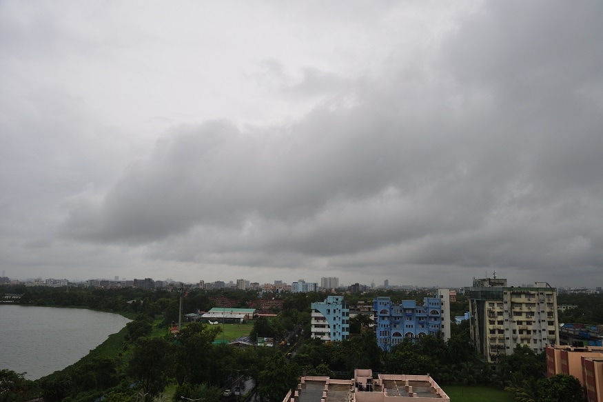 রাতভর বৃষ্টিতে শহরের একাধিক জায়গায় জল জমে যাওয়ায় সমস্যা বেড়েছে সাধারণ মানুষের ৷ জল জমেছে হেদুয়া, কলেজ স্ট্রিট, ঠনঠনিয়ার একাংশে ৷ EM বাইপাসের একাংশও জল জমে রয়েছে এখন ৷ ঠাকুরপুকুরের বিভিন্ন এলাকায় জল জমেছে ৷ Representational Image রাতভর বৃষ্টিতে শহরের একাধিক জায়গায় জল জমে যাওয়ায় সমস্যা বেড়েছে সাধারণ মানুষের ৷ জল জমেছে হেদুয়া, কলেজ স্ট্রিট, ঠনঠনিয়ার একাংশে ৷ EM বাইপাসের একাংশও জল জমে রয়েছে এখন ৷ ঠাকুরপুকুরের বিভিন্ন এলাকায় জল জমেছে ৷ Representational Image