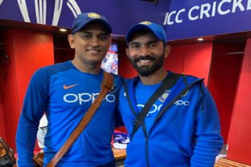 ২০১৯ বিশ্বকাপ সেমি ফাইনালে নিউজিল্যান্ডের কাছে পরাজয়ের পর তাঁর সঙ্গে এম এস ধোনির একটি ছবি ট্যুইটারে পোস্ট করেন কার্তিক৷ তার সঙ্গে তিনি লেখেন, 'বিশ্বকাপ সেমিফাইনালে পরাজয়ের পর এটাই তোমার সঙ্গে তোলা আমার শেষ ছবি৷ তোমার এই দুর্দান্ত যাত্রাপথের কত স্মৃতি ভিড় করছে৷ আমি আশা করি বিসিসিআই সাদা বলের ক্রিকেট থেকে ৭ নম্বর জার্সির অবসর ঘোষণা করবে৷' ২০১৯ বিশ্বকাপ সেমি ফাইনালে নিউজিল্যান্ডের কাছে পরাজয়ের পর তাঁর সঙ্গে এম এস ধোনির একটি ছবি ট্যুইটারে পোস্ট করেন কার্তিক৷ তার সঙ্গে তিনি লেখেন, 'বিশ্বকাপ সেমিফাইনালে পরাজয়ের পর এটাই তোমার সঙ্গে তোলা আমার শেষ ছবি৷ তোমার এই দুর্দান্ত যাত্রাপথের কত স্মৃতি ভিড় করছে৷ আমি আশা করি বিসিসিআই সাদা বলের ক্রিকেট থেকে ৭ নম্বর জার্সির অবসর ঘোষণা করবে৷'
