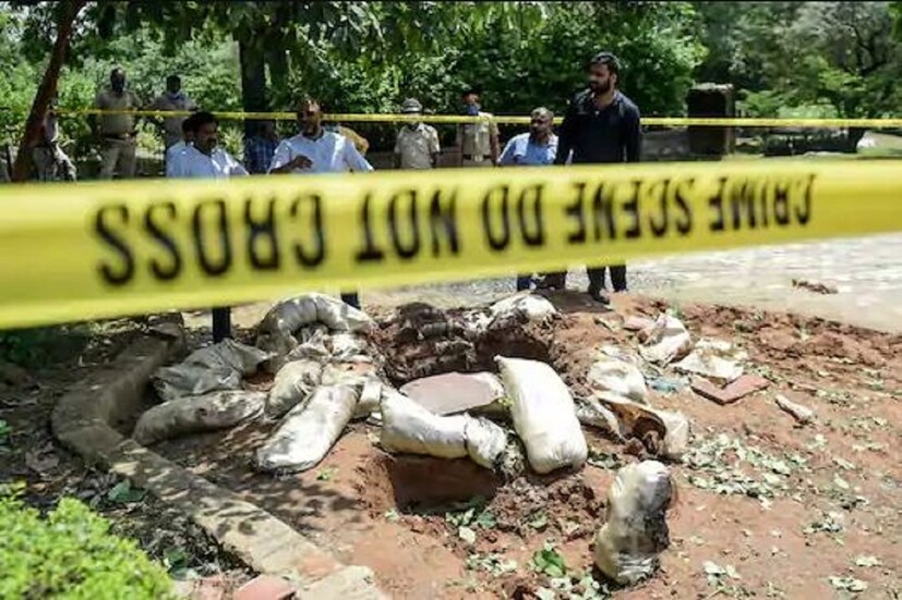 শুক্রবার গভীর রাতে দিল্লিতে রিজ রোড এলাকায় গুলি বিনিময়ের পর পুলিশের হাতে গ্রেফতার করা হয় আবু ইউসুফকে৷ দিল্লির কোনও ব্যস্ত এলাকায় প্রেসার কুকার ইম্প্রোভাইসড ডিভাইসের মাধ্যমে বিস্ফোরণ ঘটানোর পরিকল্পনা ছিল তার৷ ধৃত জঙ্গির কাছ থেকে উদ্ধার হওয়া আইইডি পরে নিষ্ক্রিয় করা হয়৷ 