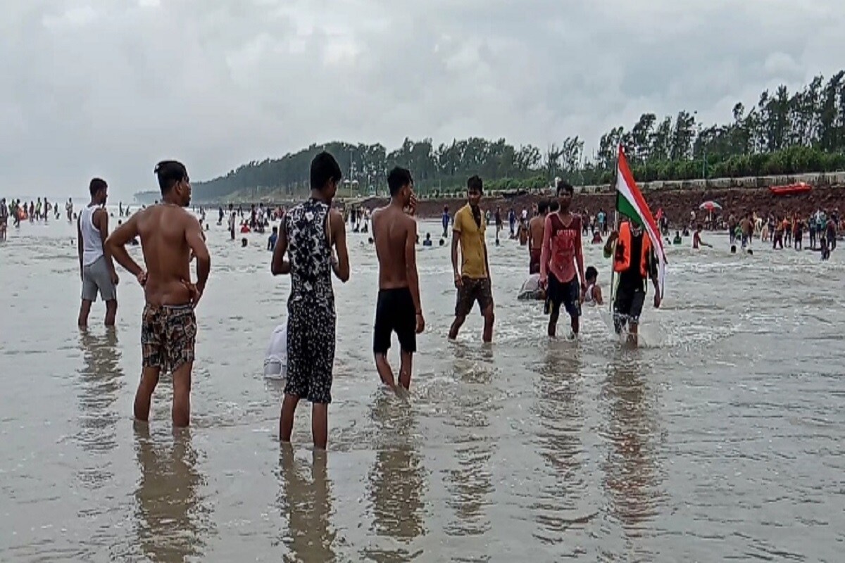 করোনা আবহের মাঝে অনেক দিন পরেই পর্যটকদের এই ভিড়ে ঠাসা ছবি দেখলো দিঘা। খুশি হোটেল মালিক থেকে দিঘার সব ব্যবসায়ী। খুশি আজকের দিনে দিঘায় আসা পর্যটকরা। তথ্য ও ছবি- SUJIT BHOWMIK করোনা আবহের মাঝে অনেক দিন পরেই পর্যটকদের এই ভিড়ে ঠাসা ছবি দেখলো দিঘা। খুশি হোটেল মালিক থেকে দিঘার সব ব্যবসায়ী। খুশি আজকের দিনে দিঘায় আসা পর্যটকরা। তথ্য ও ছবি- SUJIT BHOWMIK