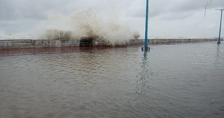 শংকরপুর, জামড়া, চাঁদপুর, ট্যাংরামারী, জলধারএলাকাগুলিতে প্রচুর পরিমানে জল ঢুকছে। দিঘার সাপুয়ায় দোকান পাট তুলে নিতে হয়েছে। এদিকে, রাজ্য সরকারের পক্ষ থেকে ২০ ও ২১ শে আগস্ট দুদিন ধরে লকডাউন ঘোষনা করা হয়েছে। এই দুদিন দিঘায় এসেছেন বেশকিছু পর্যটক। তাদের সমুদ্রে নামতে নিষেধ করেছে পুলিশ। নিম্নচাপের কারনে বুধবার রাত থেকেই বৃষ্টি। বৃহস্পতিবার সকাল থেকে বৃষ্টির সাথে কালো মেঘে ঢাকা পড়েছে এলাকা। তারই মাঝে সমুদ্রের জলোচ্ছ্বাস। তথ্য ও ছবি SUJIT BHOWMIK শংকরপুর, জামড়া, চাঁদপুর, ট্যাংরামারী, জলধারএলাকাগুলিতে প্রচুর পরিমানে জল ঢুকছে। দিঘার সাপুয়ায় দোকান পাট তুলে নিতে হয়েছে। এদিকে, রাজ্য সরকারের পক্ষ থেকে ২০ ও ২১ শে আগস্ট দুদিন ধরে লকডাউন ঘোষনা করা হয়েছে। এই দুদিন দিঘায় এসেছেন বেশকিছু পর্যটক। তাদের সমুদ্রে নামতে নিষেধ করেছে পুলিশ। নিম্নচাপের কারনে বুধবার রাত থেকেই বৃষ্টি। বৃহস্পতিবার সকাল থেকে বৃষ্টির সাথে কালো মেঘে ঢাকা পড়েছে এলাকা। তারই মাঝে সমুদ্রের জলোচ্ছ্বাস। তথ্য ও ছবি SUJIT BHOWMIK