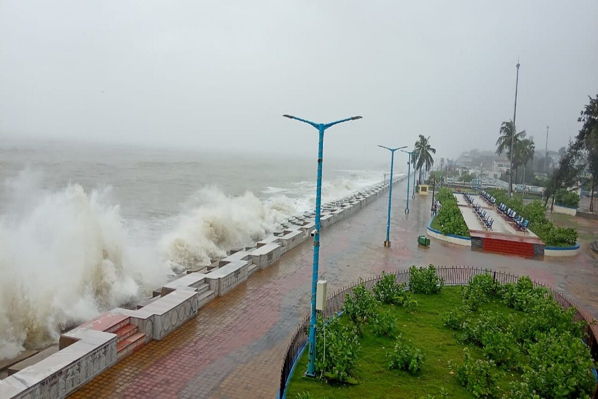 করোনা আবহে আজ দিঘায় এসেছেন খুব কম সংখ্যক পর্যটকই।কিন্তু কৌশিকী অমাবস্যায় দিঘায় হাজির হাতেগোনা সেই পর্যটকদের মধ্যে জলোচ্ছ্বাসের সাক্ষী থাকার উৎসাহ ছিল দেখার মতো। করোনা আবহে আজ দিঘায় এসেছেন খুব কম সংখ্যক পর্যটকই।কিন্তু কৌশিকী অমাবস্যায় দিঘায় হাজির হাতেগোনা সেই পর্যটকদের মধ্যে জলোচ্ছ্বাসের সাক্ষী থাকার উৎসাহ ছিল দেখার মতো।