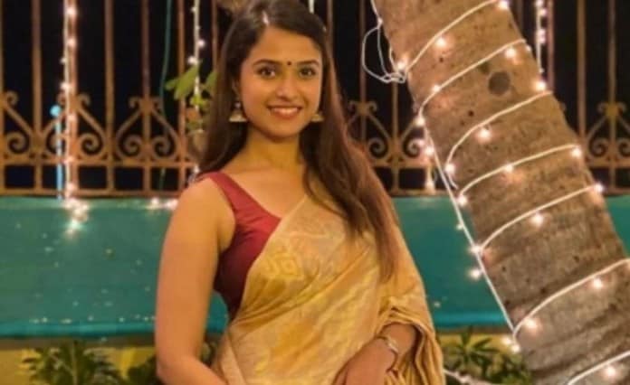 ৮ জুন মৃত্যু হয় সুশান্তের প্রাক্তন ম্যানেজার দিশার। মুম্বই পুলিশ দাবি করে, আত্মহত্যা করেছেন দিশা সালিয়ান। কিন্তু সুশান্তের মৃত্যু তদন্ত যত এগোচ্ছে, অনুমান করা হচ্ছে এই দুই মৃত্যুর মধ্যে হয়তো কোথাও যোগাযোগ রয়েছে। অনেকেরই দাবি, যে-বা যারা সুশান্তকে মেরেছে, তারাই মেরেছে দিশাকেও। এতদিন পর্যন্ত মুম্বই পুলিশ প্রকাশই করেনি, ময়নাতদন্তের রিপোর্টে লেখা ছিল দিশা সালিয়ানের দেহ নগ্ন অবস্থায় উদ্ধার হয়। ৮ জুন মৃত্যু হয় সুশান্তের প্রাক্তন ম্যানেজার দিশার। মুম্বই পুলিশ দাবি করে, আত্মহত্যা করেছেন দিশা সালিয়ান। কিন্তু সুশান্তের মৃত্যু তদন্ত যত এগোচ্ছে, অনুমান করা হচ্ছে এই দুই মৃত্যুর মধ্যে হয়তো কোথাও যোগাযোগ রয়েছে। অনেকেরই দাবি, যে-বা যারা সুশান্তকে মেরেছে, তারাই মেরেছে দিশাকেও। এতদিন পর্যন্ত মুম্বই পুলিশ প্রকাশই করেনি, ময়নাতদন্তের রিপোর্টে লেখা ছিল দিশা সালিয়ানের দেহ নগ্ন অবস্থায় উদ্ধার হয়।