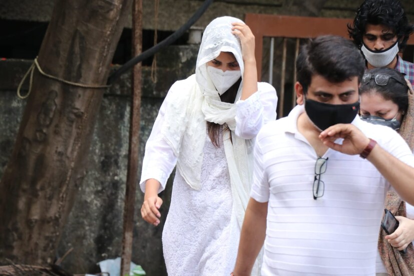 • কে ওই রহস্যময়ী মহিলা? গত দু’দিন ধরে তাঁকে নিয়ে চর্চা চলেছে অনেক । 