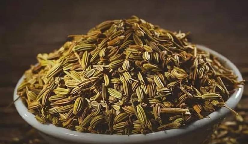 প্রতি রাতে এক গ্লাস পানিতে এক চামচ মৌরি ভিজিয়ে খেলেই দেখবেন ম্যাজিক। এক সপ্তাহের মধ্যেই আপনার শরীরের পরিবর্তন টের পাবেন। মৌরিতে থাকা পুষ্টিকর উপাদানগুলো আপনার শরীরের বিভিন্ন রোগ-ব্যাধি সারাতে পারে। এমৌরি ভেজানো জল খেলে দূর হয় হজমের সমস্যা। রাতে এক গ্লাস জলে এক চামচ মৌরি ভিজিয়ে রাখুন। সকালে খালি পেটে ওই জল খান। দৃষ্টিশক্তি উন্নত করতে, হরমোনের ভারসাম্য বজায় রাখতে এমনকি কোষ্ঠকাঠিন্যের সমস্যাও সারাতে পারে মৌরি। photo source collected