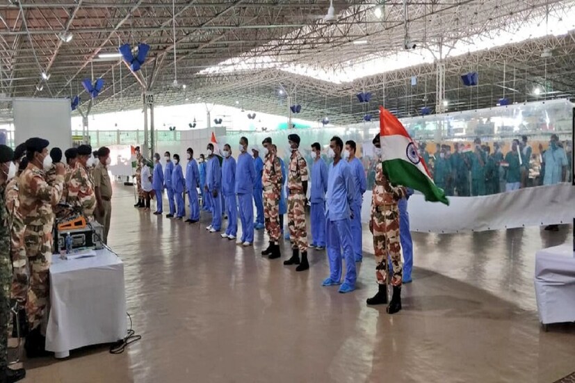 COVID-19 বিরুদ্ধে অক্লান্ত লড়াইয়ের জন্য ৩১৮ জন ITBP জওয়ান ও ৪০ CAPF জওয়ানের নাম পুরস্কারের জন্য কেন্দ্রীয় স্বরাষ্ট্রমন্ত্রকের কাছে পাঠানো হয়েছে৷ ১০ হাজার বেড বিশিষ্ট সর্দার প্যাটেল কোভিড হাসপাতাল অপরাটে করছেন জওয়ানরা৷ ছবি সৌজন্য: ITBP ট্যুইটার হ্যান্ডেল