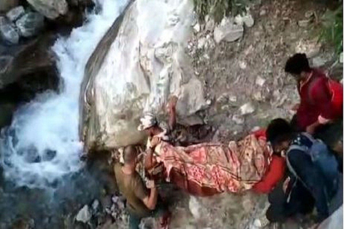 প্রথমে ২২ কিলোমিটার হেঁটে নিজেদের ক্যাম্প থেকে ওই গ্রামে পৌঁছন জওয়ানরা৷ এর পর একটি স্ট্রেচারেমহিলাকে শুইয়ে তাঁকে কাঁধে করে রওনা দেন তাঁরা৷ প্রায় চল্লিশ কিলোমিটার পথ পেরিয়ে গভীর রাতেমুন্সিয়ারিতে ওই মহিলাকে নিয়ে পৌঁছন তাঁরা৷ সময় লাগে ১৫ ঘণ্টা! সেখান থেকেই গাড়িতে করে নিয়েগিয়ে সরকারি স্বাস্থ্যকেন্দ্রে ভর্তি করা হয় ওই মহিলাকে৷ তার পরই তাঁর চিকিৎসা শুরু করা সম্ভব হয়৷ Information- Shankar Anand প্রথমে ২২ কিলোমিটার হেঁটে নিজেদের ক্যাম্প থেকে ওই গ্রামে পৌঁছন জওয়ানরা৷ এর পর একটি স্ট্রেচারেমহিলাকে শুইয়ে তাঁকে কাঁধে করে রওনা দেন তাঁরা৷ প্রায় চল্লিশ কিলোমিটার পথ পেরিয়ে গভীর রাতেমুন্সিয়ারিতে ওই মহিলাকে নিয়ে পৌঁছন তাঁরা৷ সময় লাগে ১৫ ঘণ্টা! সেখান থেকেই গাড়িতে করে নিয়েগিয়ে সরকারি স্বাস্থ্যকেন্দ্রে ভর্তি করা হয় ওই মহিলাকে৷ তার পরই তাঁর চিকিৎসা শুরু করা সম্ভব হয়৷ Information- Shankar Anand