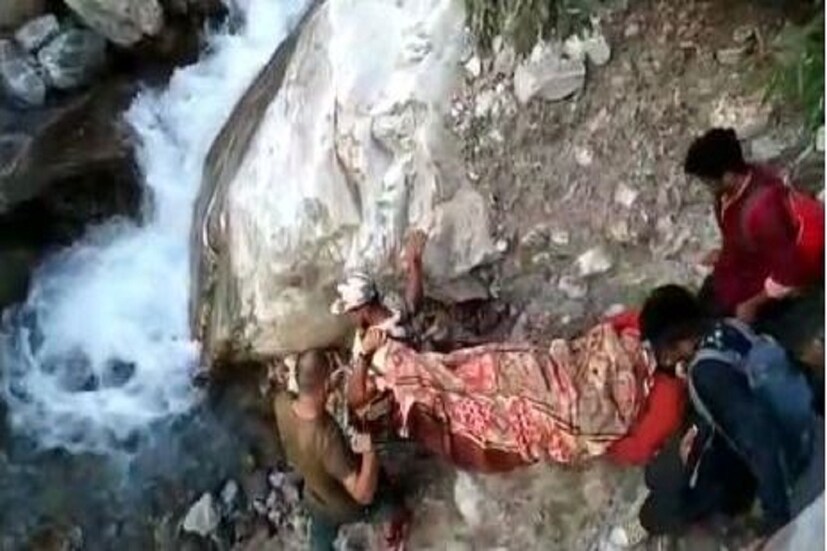 প্রথমে ২২ কিলোমিটার হেঁটে নিজেদের ক্যাম্প থেকে ওই গ্রামে পৌঁছন জওয়ানরা৷ এর পর একটি স্ট্রেচারে মহিলাকে শুইয়ে তাঁকে কাঁধে করে রওনা দেন তাঁরা৷ প্রায় চল্লিশ কিলোমিটার পথ পেরিয়ে গভীর রাতে মুন্সিয়ারিতে ওই মহিলাকে নিয়ে পৌঁছন তাঁরা৷ সময় লাগে ১৫ ঘণ্টা! সেখান থেকেই গাড়িতে করে নিয়ে গিয়ে সরকারি স্বাস্থ্যকেন্দ্রে ভর্তি করা হয় ওই মহিলাকে৷ তার পরই তাঁর চিকিৎসা শুরু করা সম্ভব হয়৷ Information- Shankar Anand