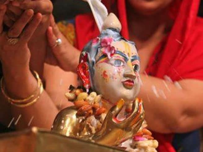 • ব্রতের নিয়ম : জন্মাষ্টমী ব্রত পালনের প্রথম পর্যায়ে প্রয়োজনীয় উপকরণ অর্থাৎ ফুল, আতপ চাল, ফলের নৈবেদ্য, ফুল, তুলসীপাতা, দূর্বা, ধূপ, দীপ, পঞ্চগব্য, পঞ্চগুড়ি, পাট, বালি, পঞ্চবর্ণের গুড়ো, মধু পর্কের বাটি, আসন-অঙ্গুরী সংগ্রহ করতে হয়। • ব্রতের নিয়ম : জন্মাষ্টমী ব্রত পালনের প্রথম পর্যায়ে প্রয়োজনীয় উপকরণ অর্থাৎ ফুল, আতপ চাল, ফলের নৈবেদ্য, ফুল, তুলসীপাতা, দূর্বা, ধূপ, দীপ, পঞ্চগব্য, পঞ্চগুড়ি, পাট, বালি, পঞ্চবর্ণের গুড়ো, মধু পর্কের বাটি, আসন-অঙ্গুরী সংগ্রহ করতে হয়।