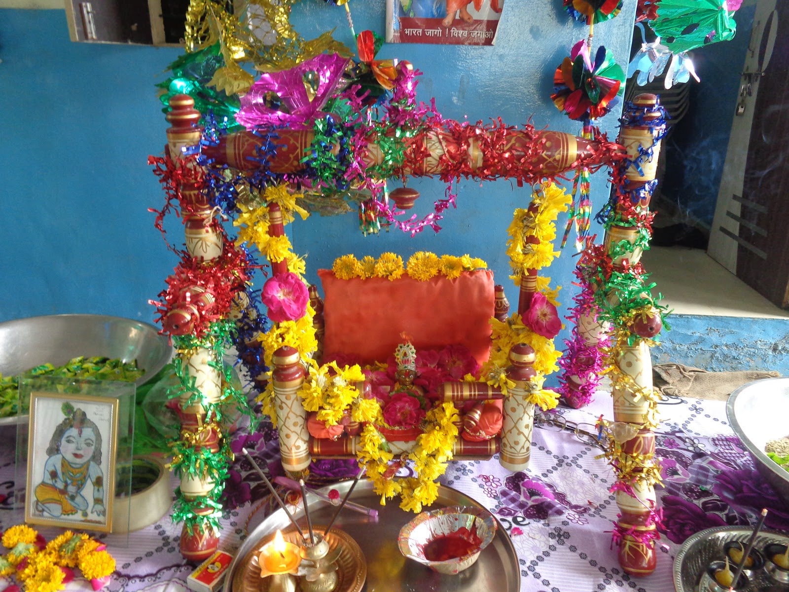 চন্দ্রমা ধরে হিন্দু শাস্ত্রে যে ক্যালেন্ডার হয় তাতে অষ্টমী তিথিতে জন্মছিলেন ভগবান শ্রী কৃষ্ণ ৷ হিন্দু পঞ্জিকা অনুযায়ী, সৌর ভাদ্র মাসের কৃষ্ণপক্ষের অষ্টমী তিথিতে যখন রোহিণী নক্ষত্রের প্রাধান্য দেখা যায়, তখন জন্মাষ্টমী পালিত হয়। উৎসবটি প্রতি বছর ইংরাজি ক্যালেন্ডারে অগাস্ট মাসের মাঝামাঝি সময় থেকে সেপ্টেম্বরের মধ্যে কোনও এক সময়ে পড়ে। চন্দ্রমা ধরে হিন্দু শাস্ত্রে যে ক্যালেন্ডার হয় তাতে অষ্টমী তিথিতে জন্মছিলেন ভগবান শ্রী কৃষ্ণ ৷ হিন্দু পঞ্জিকা অনুযায়ী, সৌর ভাদ্র মাসের কৃষ্ণপক্ষের অষ্টমী তিথিতে যখন রোহিণী নক্ষত্রের প্রাধান্য দেখা যায়, তখন জন্মাষ্টমী পালিত হয়। উৎসবটি প্রতি বছর ইংরাজি ক্যালেন্ডারে অগাস্ট মাসের মাঝামাঝি সময় থেকে সেপ্টেম্বরের মধ্যে কোনও এক সময়ে পড়ে।