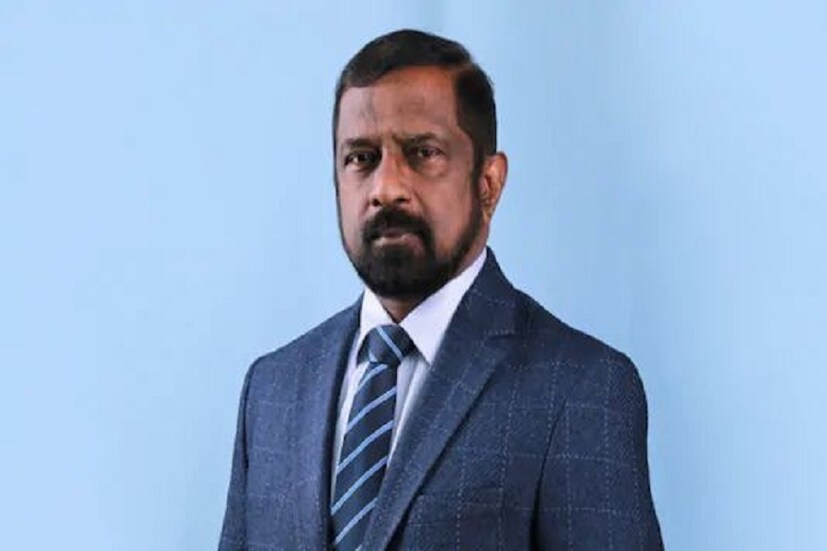  এই প্রথম শ্রীলঙ্কায় প্রাক্তন কোনও সেনাকর্তাকে বিদেশসচিব পদে   বসানো হল৷ গত ১৪ অগাস্ট শ্রীলঙ্কার প্রেসিডেন্ট গোটাবায়া   রাজাপক্ষ বিদেশমন্ত্রককে নেতৃত্ব দেওয়ার জন্য অ্যাডমিরাল   কলম্বাজকে নিযুক্ত করেন৷ ২০১২ থেকে ২০১৪ পর্যন্ত শ্রীলঙ্কার   নৌবাহিনীর প্রধান ছিলেন তিনি৷ 