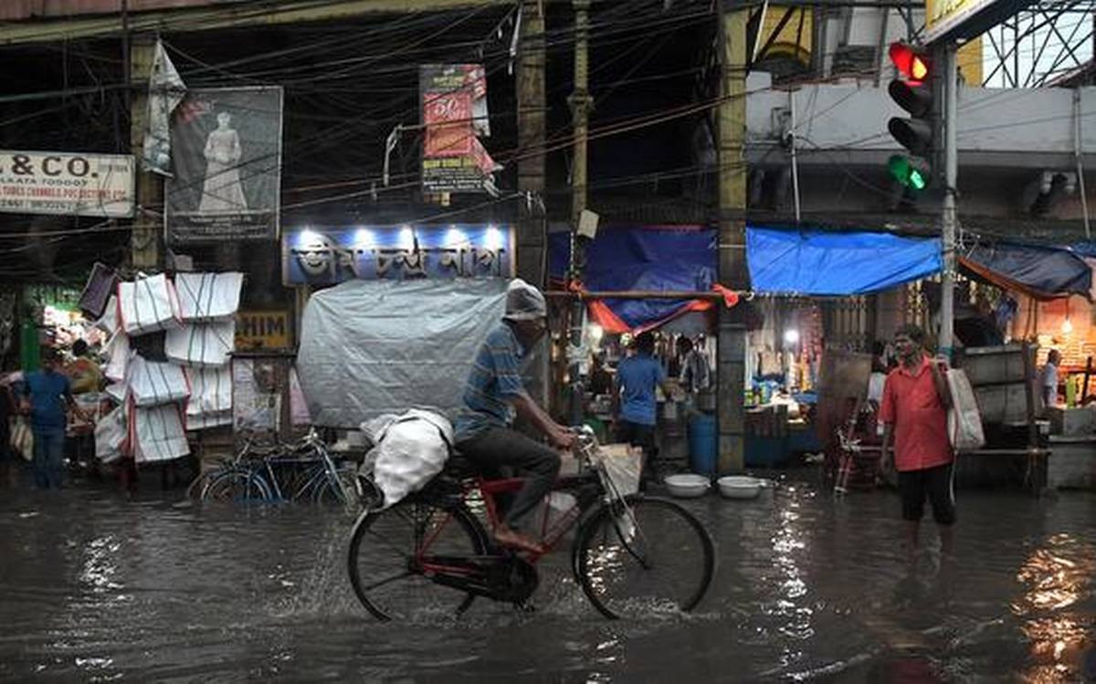 • আজ সোমবার ভারী বৃষ্টির সর্তকতা দক্ষিণবঙ্গের ৯ জেলায়। দক্ষিণ ২৪ পরগনা, পূর্ব ও পশ্চিম মেদিনীপুর, হাওড়া, হুগলি, ঝাড়গ্রাম, বাঁকুড়া, বীরভূম ও পশ্চিম বর্ধমানে।আগামিকাল মঙ্গলবার ভারী থেকে অতি ভারী বৃষ্টি হতে পারে দক্ষিণবঙ্গের চার জেলায়। এরমধ্যে রয়েছে উপকূলের জেলা দক্ষিণ ২৪ পরগনা ও পূর্ব মেদিনীপুর এবং পশ্চিম মেদিনীপুর ও ঝাড়গ্রামে। • আজ সোমবার ভারী বৃষ্টির সর্তকতা দক্ষিণবঙ্গের ৯ জেলায়। দক্ষিণ ২৪ পরগনা, পূর্ব ও পশ্চিম মেদিনীপুর, হাওড়া, হুগলি, ঝাড়গ্রাম, বাঁকুড়া, বীরভূম ও পশ্চিম বর্ধমানে।আগামিকাল মঙ্গলবার ভারী থেকে অতি ভারী বৃষ্টি হতে পারে দক্ষিণবঙ্গের চার জেলায়। এরমধ্যে রয়েছে উপকূলের জেলা দক্ষিণ ২৪ পরগনা ও পূর্ব মেদিনীপুর এবং পশ্চিম মেদিনীপুর ও ঝাড়গ্রামে।