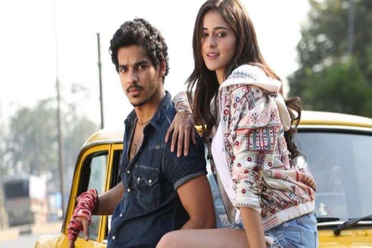 ইশান এক ট্যাক্সি চালক ৷ অনন্যা বার ডান্সার ৷ আর তাঁদের সঙ্গে টাকা ভর্তি ব্যাগ ! কোথা থেকে এল, কে দিল, কেন তাঁরা পুলিশের থেকে পালাচ্ছে ! পিছনে রয়েছে কিছু মাফিয়াও৷ অল্প সময়ের টিজারে অনেকগুলো প্রশ্ন রেখে গেল ইশান খট্টর ও অনন্যা পাণ্ডের নতুন ছবি ‘খালি-পিলি’র টিজার ৷ যা কিনা ইতিমধ্যেই টক অফ দ্য টাউন ! ইশান এক ট্যাক্সি চালক ৷ অনন্যা বার ডান্সার ৷ আর তাঁদের সঙ্গে টাকা ভর্তি ব্যাগ ! কোথা থেকে এল, কে দিল, কেন তাঁরা পুলিশের থেকে পালাচ্ছে ! পিছনে রয়েছে কিছু মাফিয়াও৷ অল্প সময়ের টিজারে অনেকগুলো প্রশ্ন রেখে গেল ইশান খট্টর ও অনন্যা পাণ্ডের নতুন ছবি ‘খালি-পিলি’র টিজার ৷ যা কিনা ইতিমধ্যেই টক অফ দ্য টাউন !
