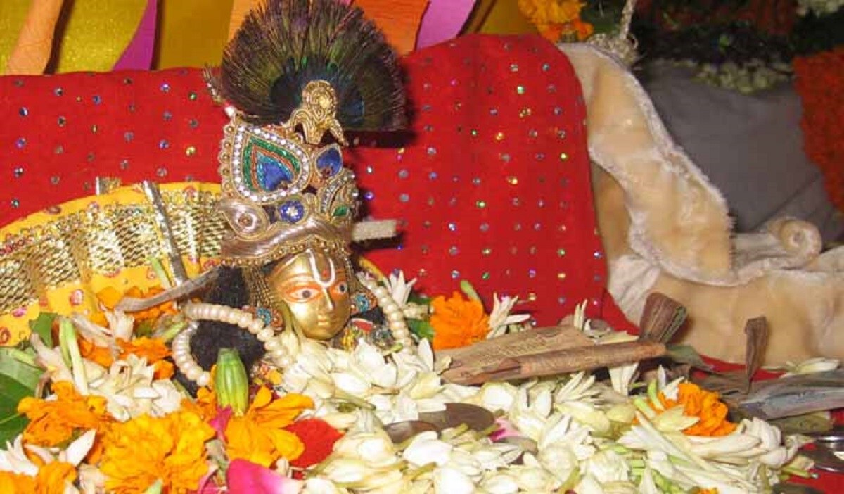 এবছর জন্মাষ্টমীর পুজো হবে ১২ অগাস্ট বুধবার ৷ তবে ১১ অগাস্ট সূর্যোদয়ের পরই শুরু হয়ে যাচ্ছে জন্মাষ্টমী তিথি ৷ ওই দিন রাতে পুজোর শুভ মুহূর্ত শুরু হবে ২৪:০৪:৩১ থেকে ২৪:৪৭:৩৮ পর্যন্ত ৷ অর্থাৎ মোট ৪৩ মিনিট ৷ এছাড়া, ১৩ অগাষ্ট রাত ১২ টা বেজে ৪৮ মিনিট থেকে রাত ২ টো বেজে ৩৪ মিনিট পর্যন্ত থাকবে সর্বার্থ সিদ্ধি যোগ। এবছর জন্মাষ্টমীর পুজো হবে ১২ অগাস্ট বুধবার ৷ তবে ১১ অগাস্ট সূর্যোদয়ের পরই শুরু হয়ে যাচ্ছে জন্মাষ্টমী তিথি ৷ ওই দিন রাতে পুজোর শুভ মুহূর্ত শুরু হবে ২৪:০৪:৩১ থেকে ২৪:৪৭:৩৮ পর্যন্ত ৷ অর্থাৎ মোট ৪৩ মিনিট ৷ এছাড়া, ১৩ অগাষ্ট রাত ১২ টা বেজে ৪৮ মিনিট থেকে রাত ২ টো বেজে ৩৪ মিনিট পর্যন্ত থাকবে সর্বার্থ সিদ্ধি যোগ।