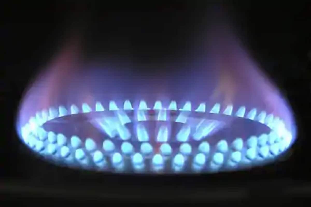 • বিশেষজ্ঞদের মতে, Oil and Natural Gas Corporation (ONGC)–এর লাভের পরিমাণ উল্লেখযোগ্যভাবে কমতে পারে অক্টোবর মাসে। হিসাব অনুসারে বলা হয়েছে, এই দাম হ্রামের পরিমান হতে পারে ১.৯০ থেকে ১.৯৪ মার্কিন ডলার প্রতি MMBtu। এর ফলে দাম কমতে পারে CNG, LPG ও PNG গ্যাসের। • বিশেষজ্ঞদের মতে, Oil and Natural Gas Corporation (ONGC)–এর লাভের পরিমাণ উল্লেখযোগ্যভাবে কমতে পারে অক্টোবর মাসে। হিসাব অনুসারে বলা হয়েছে, এই দাম হ্রামের পরিমান হতে পারে ১.৯০ থেকে ১.৯৪ মার্কিন ডলার প্রতি MMBtu। এর ফলে দাম কমতে পারে CNG, LPG ও PNG গ্যাসের।