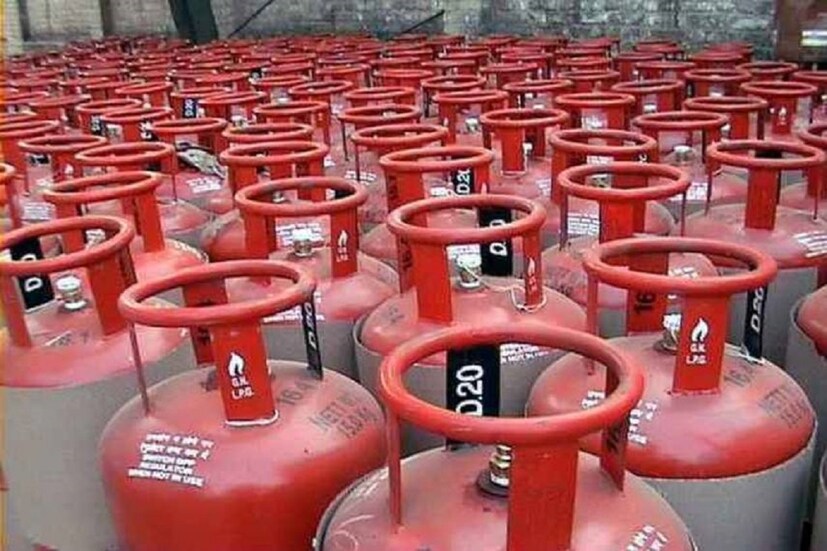রান্নার গ্যাসের দামের ছেঁকায় নাজেহাল মধ্যবিত্ত হেঁশেল ৷ চাল ডাল থেকে শাকসবজি সব কিছু আগুন দাম ৷ গত কয়েকমাস ধরে বেড়েই চলেছে গ্যাস সিলিন্ডারের দাম ৷ এমন মূল্যবৃদ্ধির বাজারে গ্যাসের দামে ৫০ টাকা বাঁচানো গেলে কে না খুশি হবে ৷ অনলাইনে গ্যাস বুকিংয়ের সময় বিশেষ সাইট থেকে বুকিং করলেই গ্যাসের মোট দামের উপর ৫০ টাকা ছাড় পাওয়া যাবে ৷ সস্তায় কিভাবে বুকিং করবেন জেনে নিন এখানে ৷