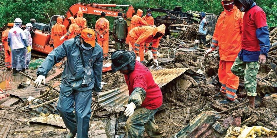 *জানা গিয়েছে, ধসে যাওয়া এলাকায় চা বাগানের শ্রমিকরা থাকতেন। প্রায় ২০টি বাড়িতে ৭৮ জনের বসবাস ছিল। এলাকা ধসে বর্তমানে সব রাস্তাই বন্ধ। ফলে ব্যাহত হচ্ছে উদ্ধারকাজ । আবহাওয়া দফতর জানিয়েছে, আগামী দু'দিন অতি ভারী বৃষ্টি হবে ইদুক্কি ও ওয়ানাড়ে জেলায়। ফলে জারি করা হয়েছে লাল সতর্কতা। সংগৃহীত ছবি। *জানা গিয়েছে, ধসে যাওয়া এলাকায় চা বাগানের শ্রমিকরা থাকতেন। প্রায় ২০টি বাড়িতে ৭৮ জনের বসবাস ছিল। এলাকা ধসে বর্তমানে সব রাস্তাই বন্ধ। ফলে ব্যাহত হচ্ছে উদ্ধারকাজ । আবহাওয়া দফতর জানিয়েছে, আগামী দু'দিন অতি ভারী বৃষ্টি হবে ইদুক্কি ও ওয়ানাড়ে জেলায়। ফলে জারি করা হয়েছে লাল সতর্কতা। সংগৃহীত ছবি।
