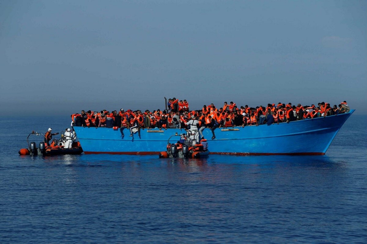 ইউএনএইচসিআর (UNHCR) সূত্রে খবর ৮০ জন যাত্রীবোঝাই নৌকোটি মাঝসমুদ্রে থাকাকালীন ইঞ্জিনে আগুন লেগে যায়। ভয়াবহ বিস্ফোরণের পরে নৌকটি ডুবতে থাকে। প্রাণভয়ে নৌকোটি থেক এলোপাথাড়ি লাফ দিতে শুরু করেন নৌকোর যাত্রীরা। ছবি- রয়টার্স ইউএনএইচসিআর (UNHCR) সূত্রে খবর ৮০ জন যাত্রীবোঝাই নৌকোটি মাঝসমুদ্রে থাকাকালীন ইঞ্জিনে আগুন লেগে যায়। ভয়াবহ বিস্ফোরণের পরে নৌকটি ডুবতে থাকে। প্রাণভয়ে নৌকোটি থেক এলোপাথাড়ি লাফ দিতে শুরু করেন নৌকোর যাত্রীরা। ছবি- রয়টার্স