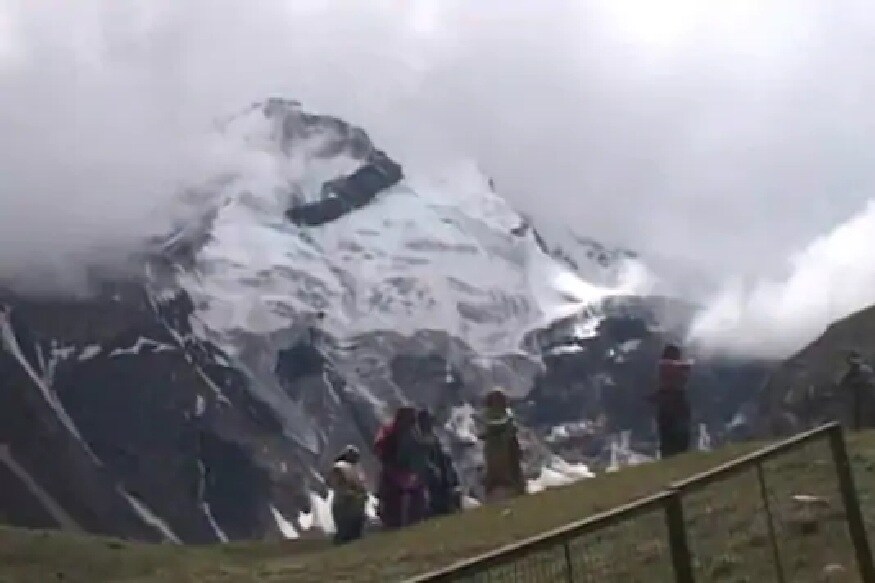লিপুলেখ এমন একটি এলাকা, যেখানে ভারত, নেপাল এবং চিন- এই তিন দেশেরই সীমানা রয়েছে৷ মে মাস থেকেই এখানে পরিকাঠামো নির্মাণের কাজ শুরু করেছিল চিন৷ গত কয়েক সপ্তাহে ধীরে ধীরে সেখানে সেনা মোতায়েন বাড়িয়েছে চিন৷ ইতিমধ্যেই সেখানে এক ব্যাটেলিয়ন বা ১ হাজার সেনা মোতায়েন করেছে চিন৷PHOTO- REPRESENTATIVE লিপুলেখ এমন একটি এলাকা, যেখানে ভারত, নেপাল এবং চিন- এই তিন দেশেরই সীমানা রয়েছে৷ মে মাস থেকেই এখানে পরিকাঠামো নির্মাণের কাজ শুরু করেছিল চিন৷ গত কয়েক সপ্তাহে ধীরে ধীরে সেখানে সেনা মোতায়েন বাড়িয়েছে চিন৷ ইতিমধ্যেই সেখানে এক ব্যাটেলিয়ন বা ১ হাজার সেনা মোতায়েন করেছে চিন৷PHOTO- REPRESENTATIVE