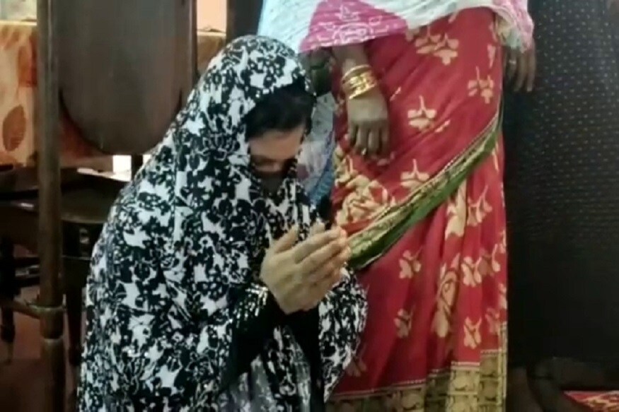 এবার প্রকাশ্য নামাজ পাঠ হচ্ছে না। তাই জেলার মুসলিম ধর্মাবলম্বী মানুষদের অনেকেরই মন খুশি নয়। অনেকেই বলছেন, প্রকাশ্যে সবার সাথে নামাজ পাঠ করা , আর গলায় মিলে আলিঙ্গন করার অনুভূতিই আলাদা। কিন্তু এবার করোনা আবহে সেসব আর সম্ভব নয়। তার করোনা সংক্রান্ত স্বাস্থ্যবিধি মেনে বেশির ভাগ মুসলিম ধর্মাবলম্বী মানুষ নামাজ ও দোওয়া করলেন নিজের নিজের বাড়িতেই। তথ্য ও ছবি- Sebak Deb Sharma এবার প্রকাশ্য নামাজ পাঠ হচ্ছে না। তাই জেলার মুসলিম ধর্মাবলম্বী মানুষদের অনেকেরই মন খুশি নয়। অনেকেই বলছেন, প্রকাশ্যে সবার সাথে নামাজ পাঠ করা , আর গলায় মিলে আলিঙ্গন করার অনুভূতিই আলাদা। কিন্তু এবার করোনা আবহে সেসব আর সম্ভব নয়। তার করোনা সংক্রান্ত স্বাস্থ্যবিধি মেনে বেশির ভাগ মুসলিম ধর্মাবলম্বী মানুষ নামাজ ও দোওয়া করলেন নিজের নিজের বাড়িতেই। তথ্য ও ছবি- Sebak Deb Sharma