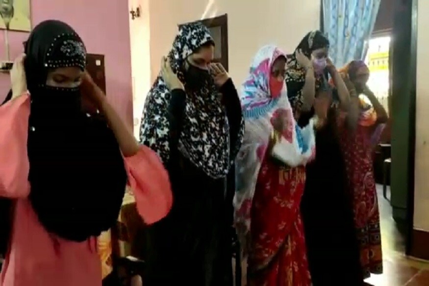 এরপর সকাল থেকে বাড়ি বাড়িতে নামাজ করা হয়। সাধারণ মানুষের পাশাপাশি এদিন মালদহের কোতোয়ালি ভবনেও ইদের নামাজ পাঠ হয়। বাড়িতেই নামাজে অংশ নেন মালদা দক্ষিণের সাংসদ আবু হাসেম খান চৌধুরী, বিধায়ক ঈশা খান চৌধুরী সহ পরিবারের সদস্যরা । ইদ উপলক্ষে সকলকে শুভেচ্ছা জানান তাঁরা। তথ্য ও ছবি- Sebak Deb Sharma এরপর সকাল থেকে বাড়ি বাড়িতে নামাজ করা হয়। সাধারণ মানুষের পাশাপাশি এদিন মালদহের কোতোয়ালি ভবনেও ইদের নামাজ পাঠ হয়। বাড়িতেই নামাজে অংশ নেন মালদা দক্ষিণের সাংসদ আবু হাসেম খান চৌধুরী, বিধায়ক ঈশা খান চৌধুরী সহ পরিবারের সদস্যরা । ইদ উপলক্ষে সকলকে শুভেচ্ছা জানান তাঁরা। তথ্য ও ছবি- Sebak Deb Sharma