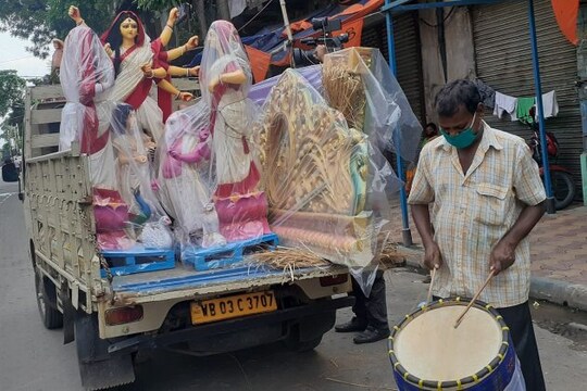 ভিড় কমাতে বেশ কয়েকদিন আগে থেকেই যাতে দর্শনার্থীদের ঠাকুর দেখার ব্যবস্থা করে দেওয়া যায়, সেই মতো পরিকল্পনা করতে বলা হয়েছে পুজো কমিটিগুলিকে৷ গাইডলাইন অনুযায়ী সম্ভব হলে তৃতীয়া থেকেই মণ্ডপ দর্শকদের জন্য খুলে দিতে হবে৷