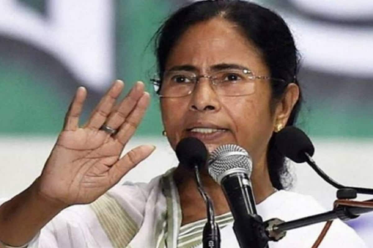 মঙ্গলবার বাঁকুড়ায় প্রশাসনিক সভার মঞ্চ থেকেই তাই অমিত শাহ-র আদিবাসী পরিবারের সঙ্গে মধ্যাহ্নভোজনকে এবং চিকিৎসার আশ্বাসকে স্রেফ রাজনৈতিক কৌশল বলে তীব্র কটাক্ষ করলেন মমতা বন্দ্যোপাধ্যায়। পাল্টা তোপ বাঁকুড়ার বিজেপি সাংসদ সুভাষ সরকারের। তিনি বলেন, ‘মমতা কিছুই জানেন না।’ এখন দায়ে পড়ে এসেছেন, ভোটের উত্তাপে হাওয়া গরম বাঁকুড়া ৷’ মঙ্গলবার বাঁকুড়ায় প্রশাসনিক সভার মঞ্চ থেকেই তাই অমিত শাহ-র আদিবাসী পরিবারের সঙ্গে মধ্যাহ্নভোজনকে এবং চিকিৎসার আশ্বাসকে স্রেফ রাজনৈতিক কৌশল বলে তীব্র কটাক্ষ করলেন মমতা বন্দ্যোপাধ্যায়। পাল্টা তোপ বাঁকুড়ার বিজেপি সাংসদ সুভাষ সরকারের। তিনি বলেন, ‘মমতা কিছুই জানেন না।’ এখন দায়ে পড়ে এসেছেন, ভোটের উত্তাপে হাওয়া গরম বাঁকুড়া ৷’
