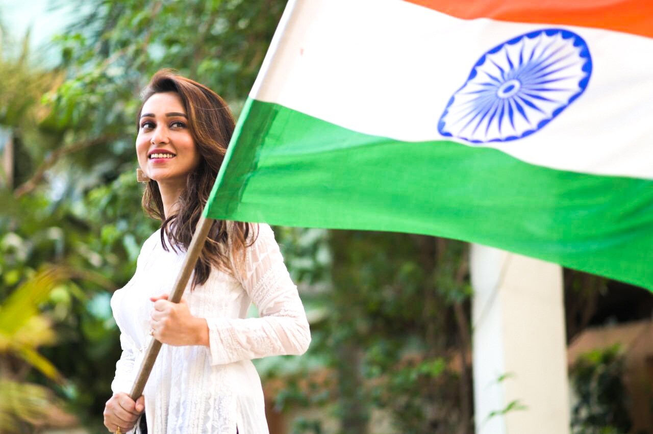 আরাধনা ও জয়দীপের সঙ্গে যোগাযোগ করে বিস্তারিত ঘটনা জানতে চান মিমি। তারপর কলকাতা পুলিশের কর্তাদের সঙ্গে কথা বলেন তিনি। মিমির উদ্যোগেই দ্রুত ব্যবস্থা নেওয়া হয়। শনিবার বিকেল ৪টে নাগাদ সম্ভুনাথ পণ্ডিত হাসপাতালে ভর্তি করা হয় এই বৃদ্ধকে। তাঁর চিকিৎসার সমস্ত রকমের ব্যবস্থা করা হয়েছে। নিজে খবরাখবর নিচ্ছেন মিমি। অভিনেতা সাংসদের এই উদ্যোগ নিঃসন্দেহে প্রশংসা পাওয়ার যোগ্য। আরাধনা ও জয়দীপের সঙ্গে যোগাযোগ করে বিস্তারিত ঘটনা জানতে চান মিমি। তারপর কলকাতা পুলিশের কর্তাদের সঙ্গে কথা বলেন তিনি। মিমির উদ্যোগেই দ্রুত ব্যবস্থা নেওয়া হয়। শনিবার বিকেল ৪টে নাগাদ সম্ভুনাথ পণ্ডিত হাসপাতালে ভর্তি করা হয় এই বৃদ্ধকে। তাঁর চিকিৎসার সমস্ত রকমের ব্যবস্থা করা হয়েছে। নিজে খবরাখবর নিচ্ছেন মিমি। অভিনেতা সাংসদের এই উদ্যোগ নিঃসন্দেহে প্রশংসা পাওয়ার যোগ্য।