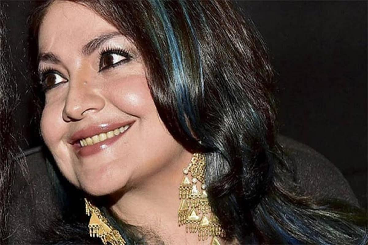 সুশান্ত সিং রাজপুতের মৃত্যুর পর থেকেই ভাট পরিবার যেন একটু বেশিই কোণঠাসা হয়ে পড়েছে ৷ প্রথমে নেপোটিজম বিতর্কে আলিয়া ভাটকে নিয়ে সোশ্যাল মিডিয়ায় নানা কু-কথা৷ তারপর সুশান্তের প্রেমিকা রিয়া ও মহেশ ভাটকে জড়িয়ে নানা কথা ৷ আর এবার তো মহেশ ভাট কন্যা পুজা ভাটের ওপরই সব রাগ গিয়ে পড়ল নেটিজেনদের ৷ সুশান্ত সিং রাজপুতের মৃত্যুর পর থেকেই ভাট পরিবার যেন একটু বেশিই কোণঠাসা হয়ে পড়েছে ৷ প্রথমে নেপোটিজম বিতর্কে আলিয়া ভাটকে নিয়ে সোশ্যাল মিডিয়ায় নানা কু-কথা৷ তারপর সুশান্তের প্রেমিকা রিয়া ও মহেশ ভাটকে জড়িয়ে নানা কথা ৷ আর এবার তো মহেশ ভাট কন্যা পুজা ভাটের ওপরই সব রাগ গিয়ে পড়ল নেটিজেনদের ৷