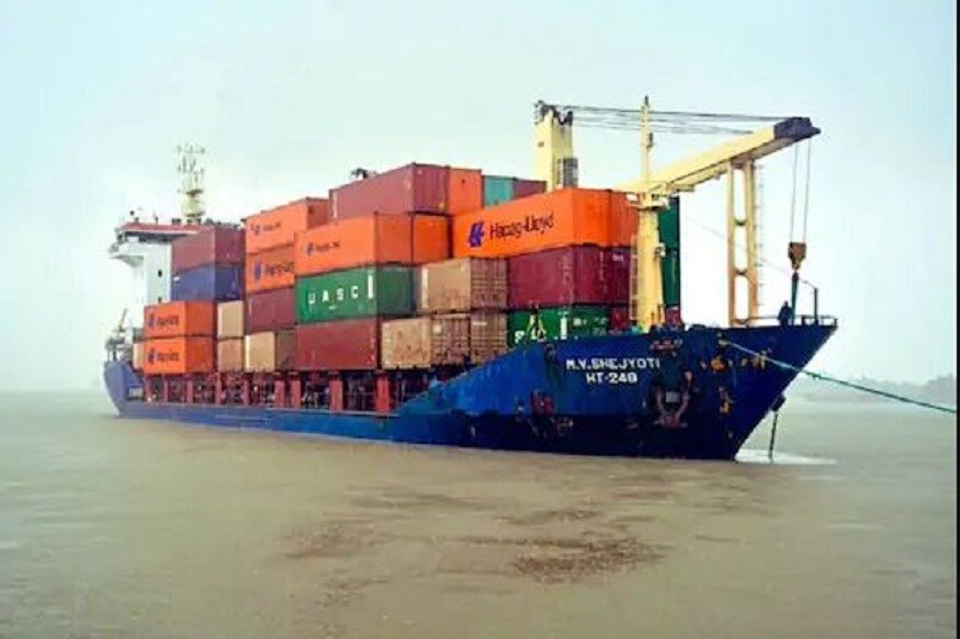 শ্রীলঙ্কার হাম্বানতোতা বন্দরে বিপুল বিনিয়োগ এসেছে চিন থেকে৷যদিও ওই বন্দরের ব্যবহার পুরোপুরি বাণিজ্যিক প্রয়োজনে সীমিত থাকবে বলে জানিয়ে দিয়েছেন শ্রীলঙ্কার বিদেশ সচিব৷ ভারত বিরোধী মঞ্চ হিসেবে ব্যবহার করার জন্য কখনওই শ্রীলঙ্কাকে ব্যবহার করতে দেওয়া হবে না বলেও জানিয়ে দিয়েছেন কলম্বাজ৷ প্রতীকী ছবি শ্রীলঙ্কার হাম্বানতোতা বন্দরে বিপুল বিনিয়োগ এসেছে চিন থেকে৷যদিও ওই বন্দরের ব্যবহার পুরোপুরি বাণিজ্যিক প্রয়োজনে সীমিত থাকবে বলে জানিয়ে দিয়েছেন শ্রীলঙ্কার বিদেশ সচিব৷ ভারত বিরোধী মঞ্চ হিসেবে ব্যবহার করার জন্য কখনওই শ্রীলঙ্কাকে ব্যবহার করতে দেওয়া হবে না বলেও জানিয়ে দিয়েছেন কলম্বাজ৷ প্রতীকী ছবি