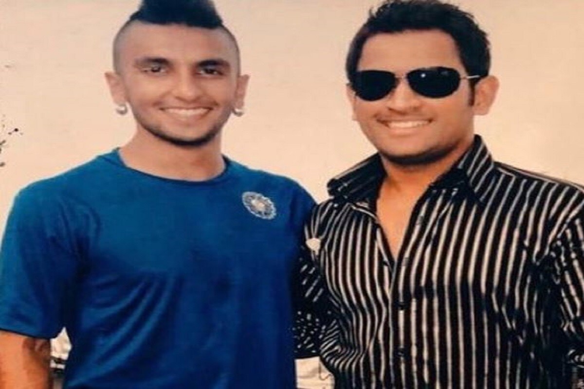 মহেন্দ্র সিং ধোনি অবসর নিলেন ৷ এই খবর ছড়িয়ে পড়তেই গোটা দেশ, গোটা বিশ্বের ক্রিকেট প্রেমি মানুষের হৃদয় ভেঙে চুরমার ৷ বাইশগজে ধোনি ম্যাজিক আর দেখা যাবে না, তা যেন ভাবতেই পারছেন না কেউ ৷ সেলেব থেকে সাধারণ সবাই ধোনির সেই ম্যাজিককেই বার বার মনে করছেন ৷ স্মৃতিতে ডুব মারছেন ৷ Photo: Instagram মহেন্দ্র সিং ধোনি অবসর নিলেন ৷ এই খবর ছড়িয়ে পড়তেই গোটা দেশ, গোটা বিশ্বের ক্রিকেট প্রেমি মানুষের হৃদয় ভেঙে চুরমার ৷ বাইশগজে ধোনি ম্যাজিক আর দেখা যাবে না, তা যেন ভাবতেই পারছেন না কেউ ৷ সেলেব থেকে সাধারণ সবাই ধোনির সেই ম্যাজিককেই বার বার মনে করছেন ৷ স্মৃতিতে ডুব মারছেন ৷ Photo: Instagram
