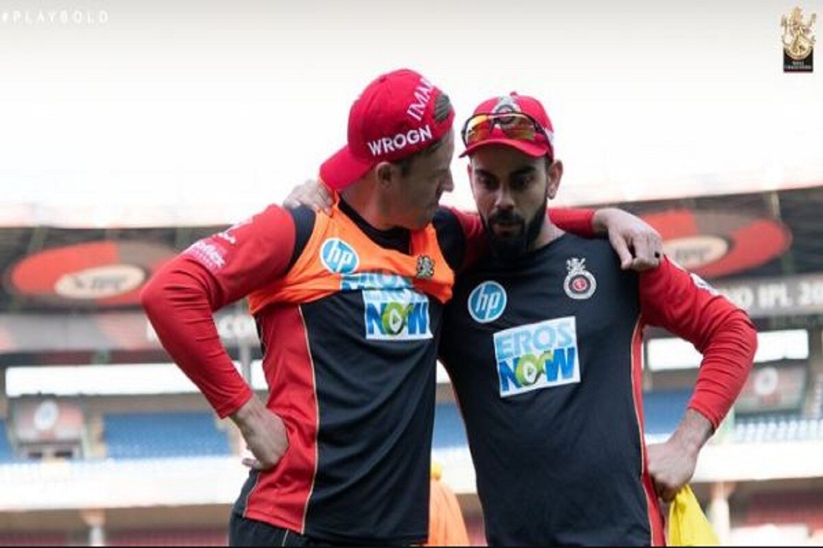 প্রথমে দলের দক্ষিণ আফ্রিকান ক্রিকেটারদের যোগদান নিয়ে সংশয় তৈরি হলেও শনিবার সকালেই সব সংশয় কেটে যায়৷ ইতিমধ্যেই দলের সঙ্গে যোগ দিয়েছেন দক্ষিণ আফ্রিকার তিন ক্রিকেটার এ বি ডেভিলিয়ার্স, ক্রিস মরিস এবং ডেল স্টেন৷Photo- RCB/Twitter প্রথমে দলের দক্ষিণ আফ্রিকান ক্রিকেটারদের যোগদান নিয়ে সংশয় তৈরি হলেও শনিবার সকালেই সব সংশয় কেটে যায়৷ ইতিমধ্যেই দলের সঙ্গে যোগ দিয়েছেন দক্ষিণ আফ্রিকার তিন ক্রিকেটার এ বি ডেভিলিয়ার্স, ক্রিস মরিস এবং ডেল স্টেন৷Photo- RCB/Twitter
