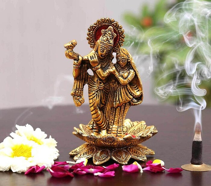 পঞ্চামৃত দিয়ে রাধা ও কৃষ্ণকে স্নান করান। এরপর দুজনকেই নতুন বস্ত্র পরিয়ে সাজিয়ে দিন। ঘত পুজো করার সঙ্গে সঙ্গেই রাধা ও কৃষ্ণের পুজো করুন। ফুল-ফল নৈবেদ্য, মিষ্টি সাজিয়ে নিবেদন করুন। ভোগও দিতে পারেন। এরপর রাধা কৃষ্ণের মন্ত্র জপ করুন, তারপর রাধা কৃষ্ণের আরতি করুন। 