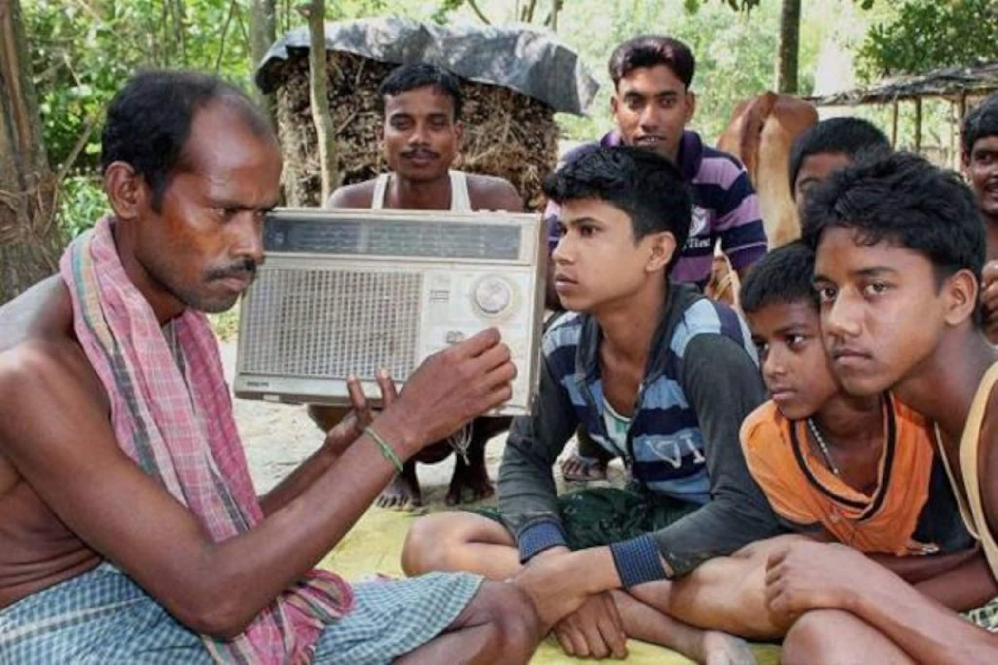 অনলাইন শিক্ষায় সমস্যায় বহু পড়ুয়া, তাই রেডিওতে ক্লাস নেওয়ার ভাবনা রাজ্যের