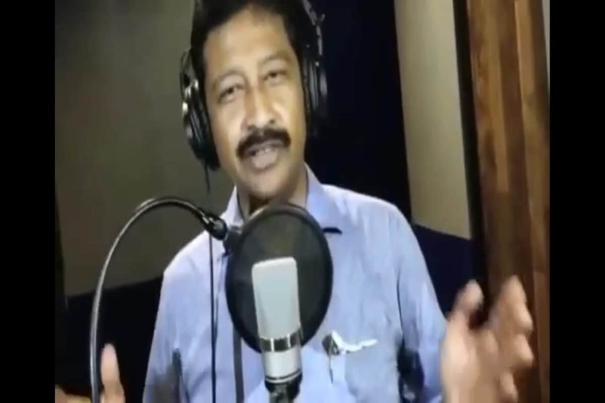 রাজীবের প্রতি যে দল আর নরম হবে না তা আগেই বুঝিয়ে দেওয়া হয়েছে৷ সেই কারণে লক্ষ্মীরতন শুক্লা দল ছাড়ার সঙ্গে সঙ্গে হাওড়া শহরে দলের জেলা সভাপতি হিসেবে অরূপ রায়ের ঘনিষ্ঠ ভাস্কর ভট্টাচার্যকে দায়িত্ব দিয়েছে দল৷ অথচ অরূপ রায়ের উপরেই মূল ক্ষোভ ছিল রাজীব, লক্ষ্মীর৷ নাম না করে রাজীব প্রকাশ্যে সেকথা বলেওছেন৷ কিন্তু সেই অরূপ রায়ের সুপারিশ মেনে তাঁর ঘনিষ্ঠ যুবনেতাকে নতুন দায়িত্ব দিয়ে রাজীবকে যা বোঝানোর বুঝিয়ে দিয়েছে দল৷ রাজীবের প্রতি যে দল আর নরম হবে না তা আগেই বুঝিয়ে দেওয়া হয়েছে৷ সেই কারণে লক্ষ্মীরতন শুক্লা দল ছাড়ার সঙ্গে সঙ্গে হাওড়া শহরে দলের জেলা সভাপতি হিসেবে অরূপ রায়ের ঘনিষ্ঠ ভাস্কর ভট্টাচার্যকে দায়িত্ব দিয়েছে দল৷ অথচ অরূপ রায়ের উপরেই মূল ক্ষোভ ছিল রাজীব, লক্ষ্মীর৷ নাম না করে রাজীব প্রকাশ্যে সেকথা বলেওছেন৷ কিন্তু সেই অরূপ রায়ের সুপারিশ মেনে তাঁর ঘনিষ্ঠ যুবনেতাকে নতুন দায়িত্ব দিয়ে রাজীবকে যা বোঝানোর বুঝিয়ে দিয়েছে দল৷