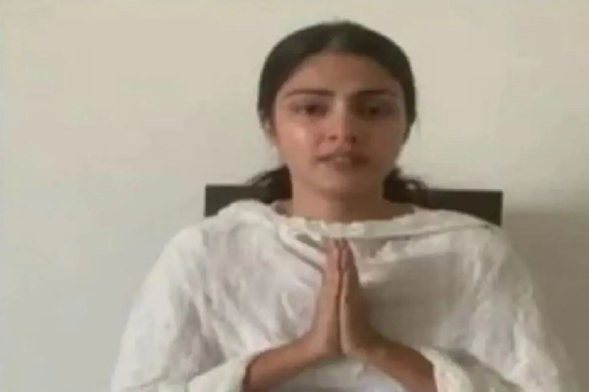 •সুশান্তের মৃত্যুর খবর সামনে আসে দুপুর নাগাদ৷ আর রিয়ার এই ফোন কলগুলি ছিল সকালের দিকে৷ প্রথমবার সকাল ৭.৩৮মিনিটে ওই মহিলা প্রথমে রিয়াকে ফোন করেন৷ ৩০ মিনিট ৫৫ সেকেন্ড কথা হয় তাদের৷ এরপর রিয়া তাঁকে পাল্টা ফোন করেন ৮.০৮ মিনিটে৷ এবারও ৩০ মিনিট কথা হয় দু’জনের৷ পরবর্তীতে আবার রিয়া ফোন করেন একই নম্বরে এবং ৫ মিনিট ৪১ সেকেন্ড কথা হয় তাদের৷ •সুশান্তের মৃত্যুর খবর সামনে আসে দুপুর নাগাদ৷ আর রিয়ার এই ফোন কলগুলি ছিল সকালের দিকে৷ প্রথমবার সকাল ৭.৩৮মিনিটে ওই মহিলা প্রথমে রিয়াকে ফোন করেন৷ ৩০ মিনিট ৫৫ সেকেন্ড কথা হয় তাদের৷ এরপর রিয়া তাঁকে পাল্টা ফোন করেন ৮.০৮ মিনিটে৷ এবারও ৩০ মিনিট কথা হয় দু’জনের৷ পরবর্তীতে আবার রিয়া ফোন করেন একই নম্বরে এবং ৫ মিনিট ৪১ সেকেন্ড কথা হয় তাদের৷