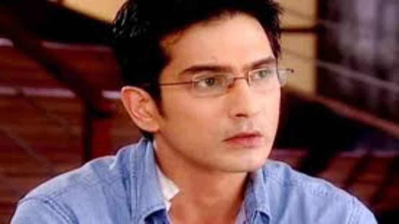 পুলিশ সূত্রে পাওয়া খবর অনুযায়ী, ফ্ল্যাটের ওয়াচম্যানই প্রথম অভিনেতার মরদেহটি দেখতে পান ৷ তারপর তিনি পুলিশকে খবর দেন ৷ প্রাথমিক তদন্তে অনুমান করা হচ্ছে, অভিনেতা ২ দিন আগেই আত্মহত্যা করেন ৷ কোনও সুইসাইড নোট উদ্ধার হয়নি৷ পুলিশ সূত্রে পাওয়া খবর অনুযায়ী, ফ্ল্যাটের ওয়াচম্যানই প্রথম অভিনেতার মরদেহটি দেখতে পান ৷ তারপর তিনি পুলিশকে খবর দেন ৷ প্রাথমিক তদন্তে অনুমান করা হচ্ছে, অভিনেতা ২ দিন আগেই আত্মহত্যা করেন ৷ কোনও সুইসাইড নোট উদ্ধার হয়নি৷