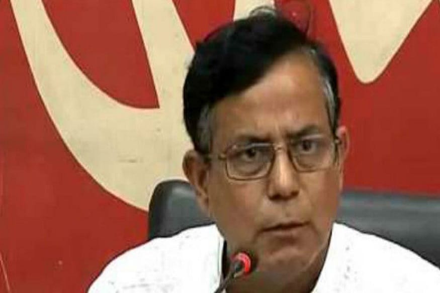 শুধু তৃণমূল নেতারাই নন, দিলীপ ঘোষণার মন্তব্যের সমালোচনায় সরব বাম কংগ্রেস নেতারাও ৷ মহম্মদ সেলিম বলেন, ‘না বাংলার ম্যাপ জানে না কাশ্মীরের ৷ কাশ্মীর আমাদের দেশের অংশ। সেটা ওঁকে জানতে হবে। যেখানেই আরএসএস ঢুকেছে, সেখানেই ঝামেলা হয়েছে। আমরা পশ্চিমবঙ্গকে সন্ত্রাসবাদের আখড়া হতে দেব না। আরএসএস-ই তো সব চেয়ে বড় সন্ত্রাসবাদী।’ কংগ্রেসের তরফে প্রদীপ ঘোষ বলেন, 'অবান্তর কথার কোনও মূল্য নেই। কাশ্মীরের পরিস্থিতি কারা তৈরি করেছে, সেটা আলাদা। কাশ্মীরের সঙ্গে কি পশ্চিমবঙ্গের কোনও মিল আছে?' সমালোচনায় সরব শিক্ষাবিদ নৃসিংহপ্রসাদ ভাদুড়ি, অভিনেতা-নাট্যকর কৌশিক সেনও ৷ শুধু তৃণমূল নেতারাই নন, দিলীপ ঘোষণার মন্তব্যের সমালোচনায় সরব বাম কংগ্রেস নেতারাও ৷ মহম্মদ সেলিম বলেন, ‘না বাংলার ম্যাপ জানে না কাশ্মীরের ৷ কাশ্মীর আমাদের দেশের অংশ। সেটা ওঁকে জানতে হবে। যেখানেই আরএসএস ঢুকেছে, সেখানেই ঝামেলা হয়েছে। আমরা পশ্চিমবঙ্গকে সন্ত্রাসবাদের আখড়া হতে দেব না। আরএসএস-ই তো সব চেয়ে বড় সন্ত্রাসবাদী।’ কংগ্রেসের তরফে প্রদীপ ঘোষ বলেন, 'অবান্তর কথার কোনও মূল্য নেই। কাশ্মীরের পরিস্থিতি কারা তৈরি করেছে, সেটা আলাদা। কাশ্মীরের সঙ্গে কি পশ্চিমবঙ্গের কোনও মিল আছে?' সমালোচনায় সরব শিক্ষাবিদ নৃসিংহপ্রসাদ ভাদুড়ি, অভিনেতা-নাট্যকর কৌশিক সেনও ৷