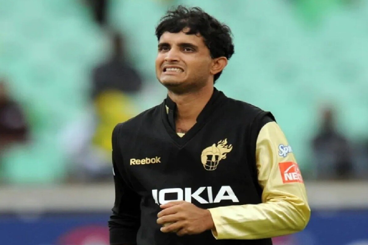 ২০১০ সালের আইপিএল-এর আগেই বুকাননকে বরখাস্ত করে কেকেআর৷ সে বছর ফের অধিনায়ক হয়েও দলকে সাফল্য এনে দিতে ব্যর্থ হন সৌরভ৷ সম্প্রতি একটি সাক্ষাৎকারে বুকাননবলেছেন, তিনি মনে করেন টি ২০ ক্রিকেটের সঙ্গে মানিয়ে নিতে পারেননি সৌরভ৷ তিনি বলেন, 'সেই সময় আমার মনে হয়েছিল অধিনায়ক হিসেবে দ্রুত সিদ্ধান্ত নেওয়া প্রয়োজন৷ ছোট ফর্ম্যাটের সঙ্গেও মানিয়ে নিতে হবে৷ সেই কারণেই আমি সৌরভের সঙ্গে ওই আলোচনাগুলি করেছিলাম৷' ২০১০ সালের আইপিএল-এর আগেই বুকাননকে বরখাস্ত করে কেকেআর৷ সে বছর ফের অধিনায়ক হয়েও দলকে সাফল্য এনে দিতে ব্যর্থ হন সৌরভ৷ সম্প্রতি একটি সাক্ষাৎকারে বুকাননবলেছেন, তিনি মনে করেন টি ২০ ক্রিকেটের সঙ্গে মানিয়ে নিতে পারেননি সৌরভ৷ তিনি বলেন, 'সেই সময় আমার মনে হয়েছিল অধিনায়ক হিসেবে দ্রুত সিদ্ধান্ত নেওয়া প্রয়োজন৷ ছোট ফর্ম্যাটের সঙ্গেও মানিয়ে নিতে হবে৷ সেই কারণেই আমি সৌরভের সঙ্গে ওই আলোচনাগুলি করেছিলাম৷'