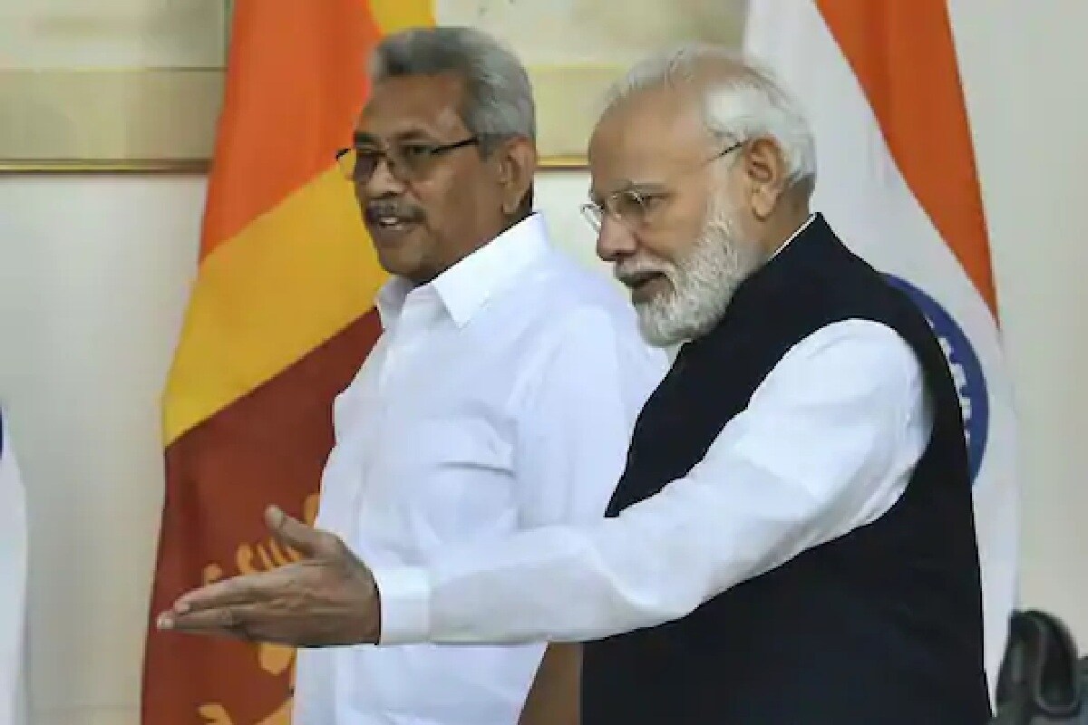 ডেইলি মিরর-এ প্রকাশিত একটি সাক্ষাৎকারে শ্রীলঙ্কার নতুন বিদেশসচিব বলেন, 'ভারতের নিরাপত্তা সংক্রান্ত কৌশল কোনওভাবে বিঘ্নিত করে, এমন কোনও পদক্ষেপ করবে না শ্রীলঙ্কা৷ তিনি আরও জানিয়েছেন, দেশের নিরাপত্তাজনিত স্বার্থের কথা মাথায় রেখেই ভারতকে অগ্রাধিকার দেওয়ার পক্ষে শ্রীলঙ্কার প্রেসিডেন্টও৷ প্রতীকী ছবি ডেইলি মিরর-এ প্রকাশিত একটি সাক্ষাৎকারে শ্রীলঙ্কার নতুন বিদেশসচিব বলেন, 'ভারতের নিরাপত্তা সংক্রান্ত কৌশল কোনওভাবে বিঘ্নিত করে, এমন কোনও পদক্ষেপ করবে না শ্রীলঙ্কা৷ তিনি আরও জানিয়েছেন, দেশের নিরাপত্তাজনিত স্বার্থের কথা মাথায় রেখেই ভারতকে অগ্রাধিকার দেওয়ার পক্ষে শ্রীলঙ্কার প্রেসিডেন্টও৷ প্রতীকী ছবি