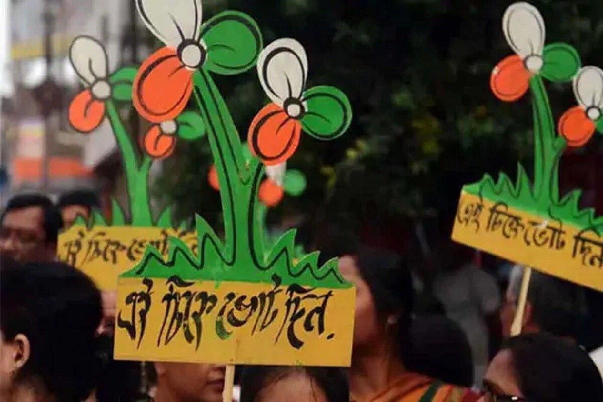 সোহমের মিছিলের ঠিক তিন দিনের মাথায় ১৩ জানুয়ারি কেন্দ্রীয় কৃষি আইনের প্রতিবাদে কলকাতায় জোড়া মিছিল করবে শাসকদল। বেহালা থেকে বাইক র্যালি শুরু হয়ে শেষ হবে সুবোধ মল্লিক স্কোয়ারে। সেখান থেকে পায়ে হেঁটে মিছিল যাবে ময়দানে গান্ধিমূর্তির পাদদেশে। থাকবেন সৌগত রায়, ফিরহাদ হাকিম, জ্যোতিপ্রিয় মল্লিক, দোলা সেন, পূর্ণেন্দু বসুরা। সোহমের মিছিলের ঠিক তিন দিনের মাথায় ১৩ জানুয়ারি কেন্দ্রীয় কৃষি আইনের প্রতিবাদে কলকাতায় জোড়া মিছিল করবে শাসকদল। বেহালা থেকে বাইক র্যালি শুরু হয়ে শেষ হবে সুবোধ মল্লিক স্কোয়ারে। সেখান থেকে পায়ে হেঁটে মিছিল যাবে ময়দানে গান্ধিমূর্তির পাদদেশে। থাকবেন সৌগত রায়, ফিরহাদ হাকিম, জ্যোতিপ্রিয় মল্লিক, দোলা সেন, পূর্ণেন্দু বসুরা।