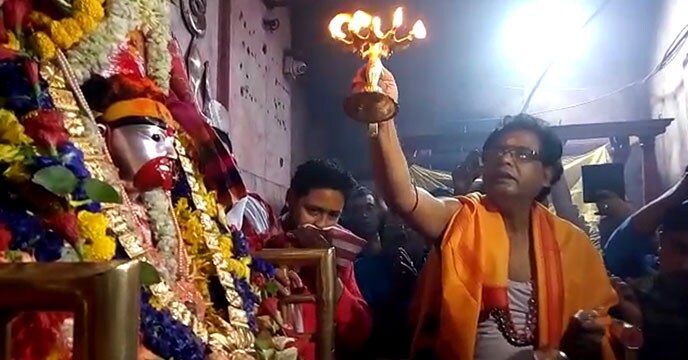 • তারা মায়ের পায়ে সিঁদুর ও লাল রক্তজবা নিবেদন করুন। এতে আপনার জীবন থেকে অমাবশ্যার কালো ছায়া বা অশুভ প্রভাব পড়বে না। • তারা মায়ের পায়ে সিঁদুর ও লাল রক্তজবা নিবেদন করুন। এতে আপনার জীবন থেকে অমাবশ্যার কালো ছায়া বা অশুভ প্রভাব পড়বে না।